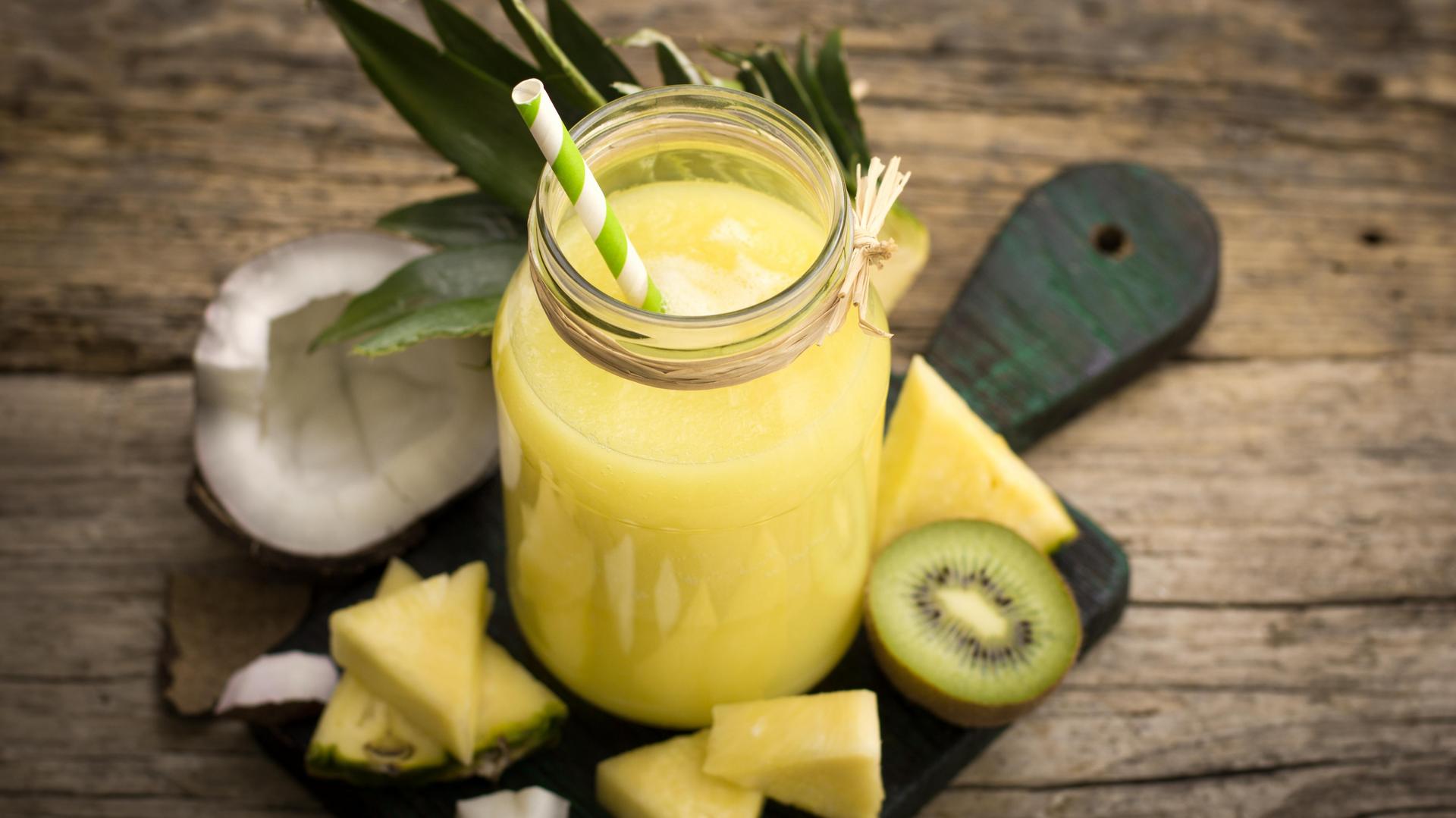 Joghurtdrink mit Ananas, Kokosnuss und L-Carnitin